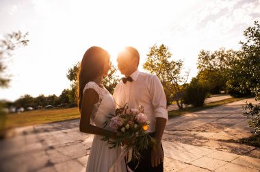 mutlu genç gelin ve damat