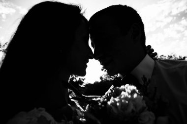 Mutlu genç gelin ve damat. Siyah beyaz fotoğraf