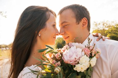 mutlu genç gelin ve damat