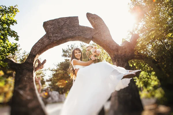 Glückliche Junge Braut Und Bräutigam — Stockfoto