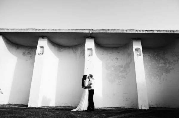 Felice Giovane Sposa Sposo Foto Bianco Nero — Foto Stock