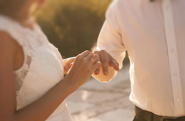 Νύφη Βάζοντας Δαχτυλίδι Στο Γάμο Της — Φωτογραφία Αρχείου