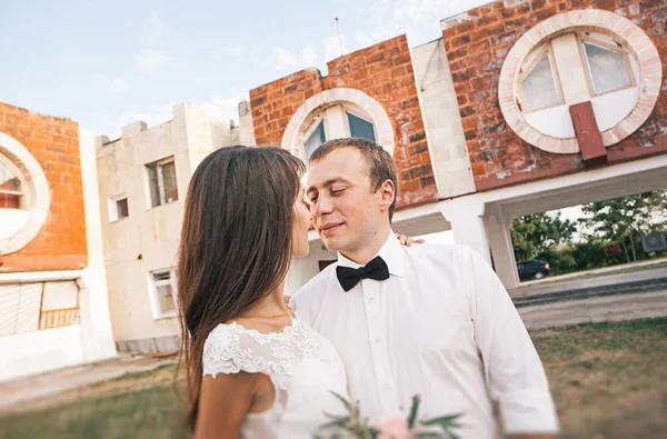 幸せな結婚式のカップルの肖像画 — ストック写真