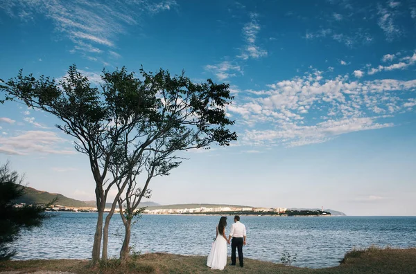 Ευτυχισμένο Νεαρό Νύφη Και Γαμπρός Μια Βόλτα Κοντά Στη Θάλασσα — Φωτογραφία Αρχείου