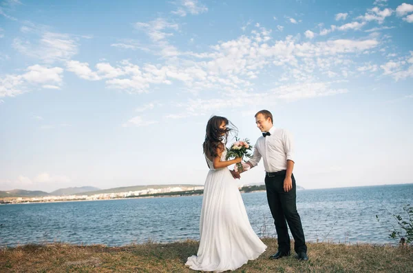 Boldog Fiatal Menyasszony Vőlegény Egy Séta Tenger Közelében Vagy Folyón — Stock Fotó