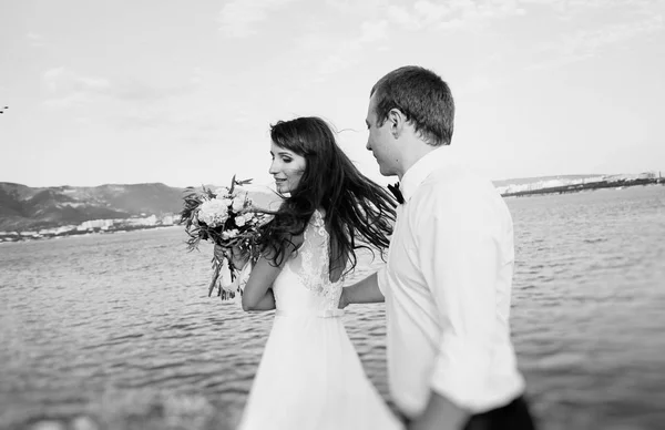 Noiva Jovem Feliz Noivo Passeio Perto Mar Rio — Fotografia de Stock