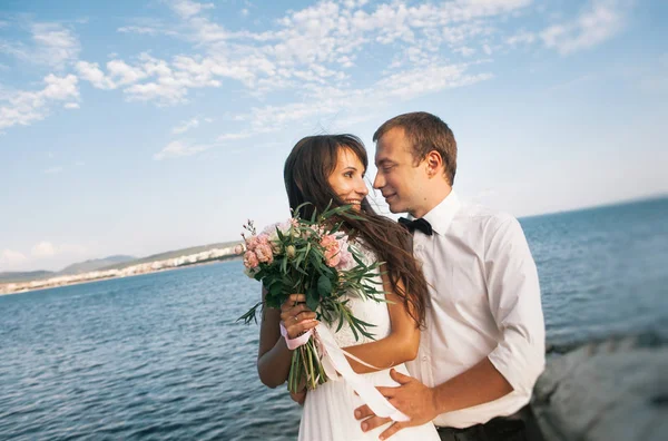 Joyeux Jeune Marié Jeune Mariée Lors Une Promenade Près Mer — Photo