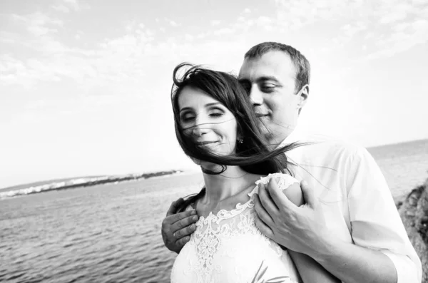 Joyeux Jeune Marié Jeune Mariée Lors Une Promenade Près Mer — Photo