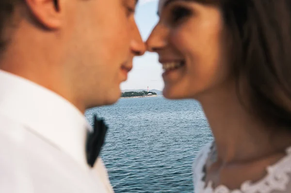 Joyeux Jeune Marié Jeune Mariée Lors Une Promenade Près Mer — Photo