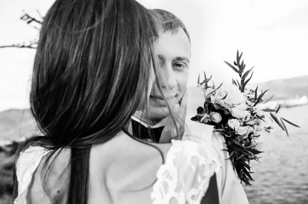 Felice Giovane Sposa Sposo Foto Bianco Nero — Foto Stock