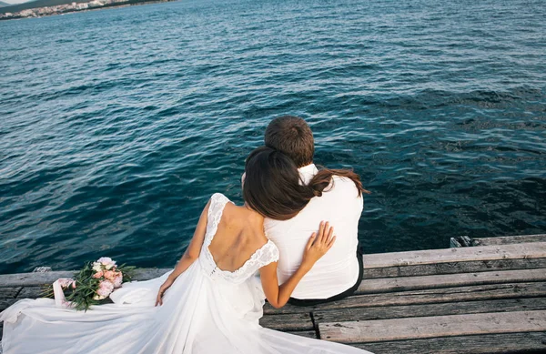 Noiva Jovem Feliz Noivo Passeio Perto Mar Rio — Fotografia de Stock