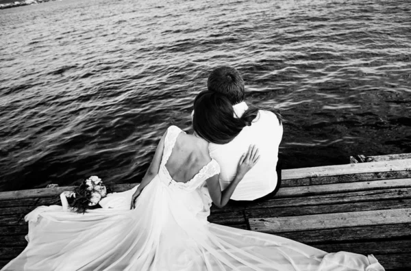 Joyeux Jeune Marié Jeune Mariée Lors Une Promenade Près Mer — Photo