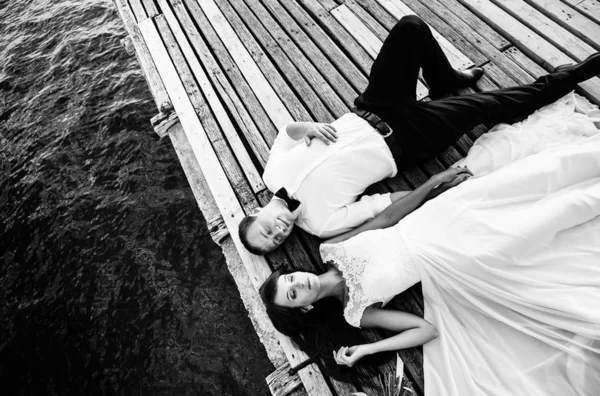 Šťastná Mladá Nevěsta Ženich Při Procházce Kolem Moře Nebo Řeky — Stock fotografie