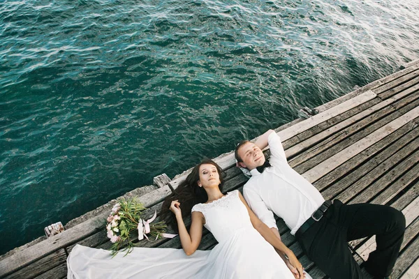Glückliche Junge Braut Und Bräutigam Auf Einem Spaziergang Meer Oder — Stockfoto