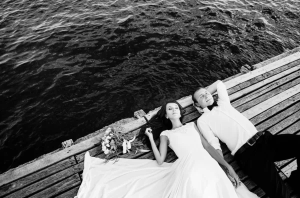 Felice Giovane Sposa Sposo Una Passeggiata Vicino Mare Fiume — Foto Stock