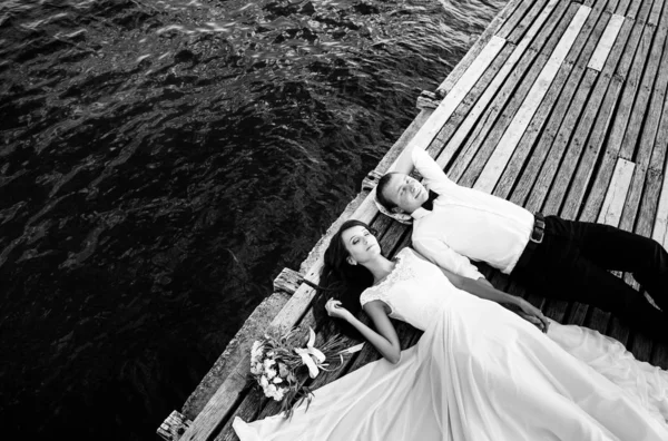 Boldog Fiatal Menyasszony Vőlegény Egy Mólón Élvezve Seaview — Stock Fotó