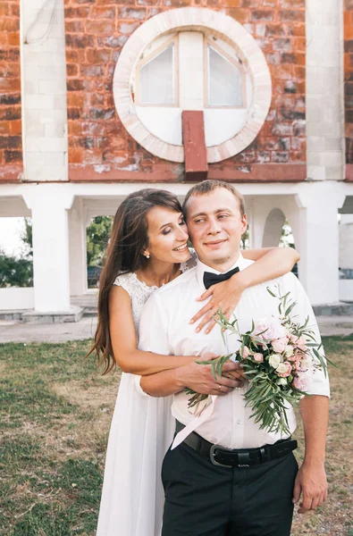 幸せな結婚式のカップルの肖像画 — ストック写真