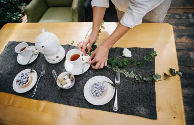 sabah güzel ve rahat kahvaltı - bardak, çay ve meyveli çilek ve düğün dekor ile kek