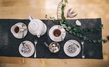 sabah güzel ve rahat kahvaltı - bardak, çay ve meyveli çilek ve düğün dekor ile kek