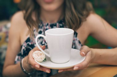 kız çay beyaz bir fincan tutan 