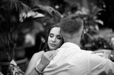 aşık sabah çift berry kekler ile çay içmek, gülmek ve bir kafede gülümseme