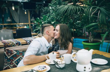 aşık sabah çift berry kekler ile çay içmek, gülmek ve bir kafede gülümseme