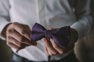 Genç ve şık damat düğün gününde sabahları giyer.