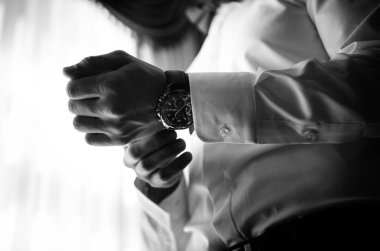 Genç ve şık damat düğün gününde sabahları giyer.