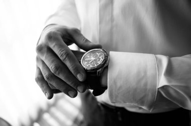 Genç ve şık damat düğün gününde sabahları giyer.