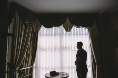 Genç ve şık damat düğün gününde sabahları giyer.