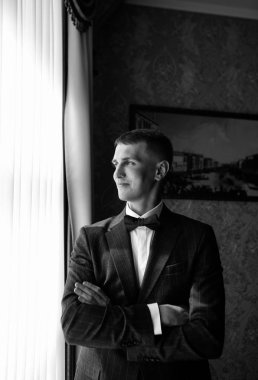 sabah şık damat - bir vintage odada poz gri bir ceket genç bir adam sarışın