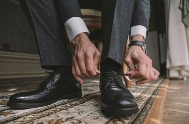 damat ayakkabı bağcıkları bağlar