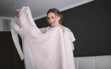 otelde genç gelin nazik sabah, o gelinlik düşünüyor, onunla dans