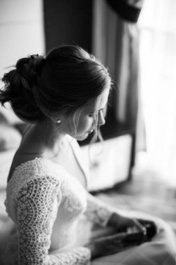 otelde genç gelin nazik sabah, o parfüm koyar