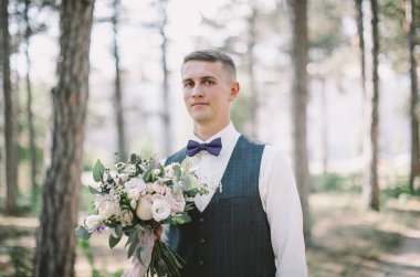 ormanda düğün gününde poz şık genç damat