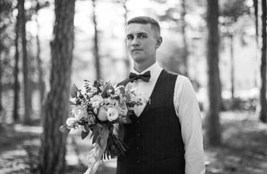 ormanda düğün gününde poz şık genç damat