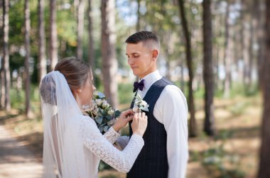 aşık şık ve nazik çift - gelin damadın boutonniere doğrultun