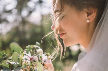 güneşte orman düğün günü ihale genç mutlu gelin ve peçe