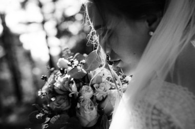 güneşte orman düğün günü ihale genç mutlu gelin ve peçe