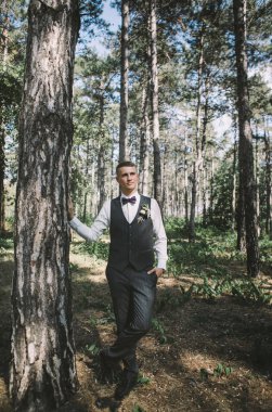 ormanda düğün gününde poz şık genç damat