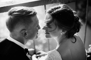 aşık şık ve ihale çift - gelin ve damat - ormanda bir yürüyüş onların düğün günü, gülerek ve sarılma