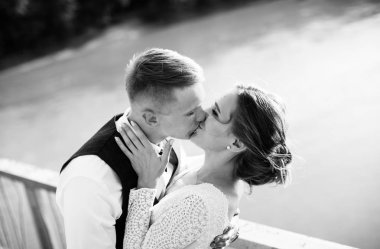 aşık şık ve ihale çift - gelin ve damat - ormanda bir yürüyüş onların düğün günü, gülerek ve sarılma