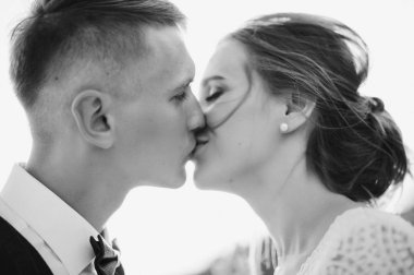 aşık şık ve ihale çift - gelin ve damat - ormanda bir yürüyüş onların düğün günü, gülerek ve sarılma