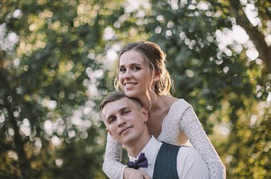 aşık şık ve ihale çift - gelin ve damat - ormanda bir yürüyüş onların düğün günü, gülerek ve sarılma