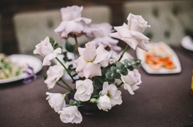 restoranda alışılmadık leylak düğün dekor