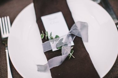 restoranda alışılmadık leylak düğün dekor