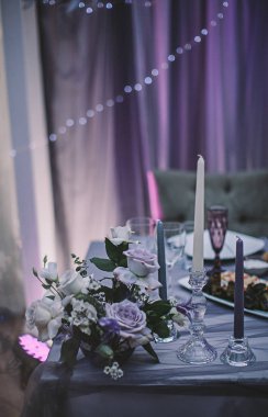 restoranda alışılmadık leylak düğün dekor