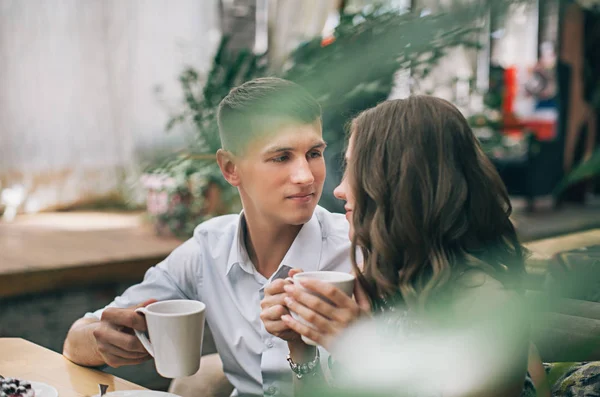 早上夫妇在爱喝茶与浆果松饼 笑和微笑在咖啡馆 — 图库照片