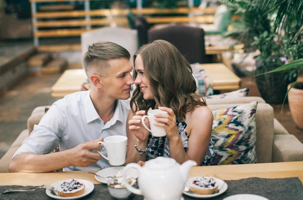 Pareja Mañana Amor Beber Con Magdalenas Bayas Reír Sonreír Café —  Fotos de Stock