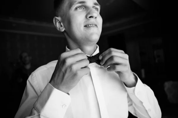 Young Stylish Groom Wears Morning His Wedding Day — Stock Photo, Image